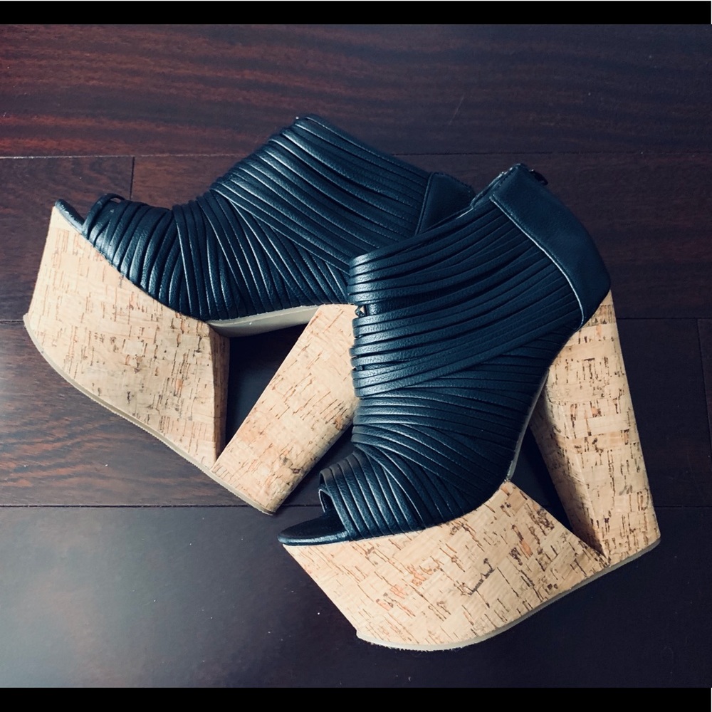 Black Ribbed scrappy Wedge